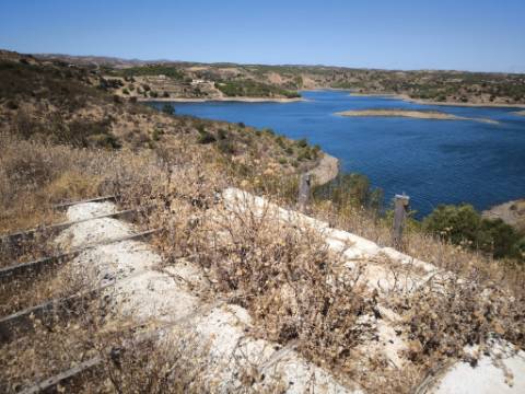 TERRENO COM 24.200 M2 - ACESSO A ÁGUA - VISTA BARRAGEM - POSSIBILIDADE DE CONSTRUIR UM APOIO AGRICOLA - VALE ANDREU - CASTRO MARIM - ALGARVE