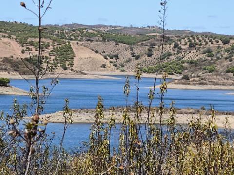 TERRENO COM 24.200 M2 - ACESSO A ÁGUA - VISTA BARRAGEM - POSSIBILIDADE DE CONSTRUIR UM APOIO AGRICOLA - VALE ANDREU - CASTRO MARIM - ALGARVE