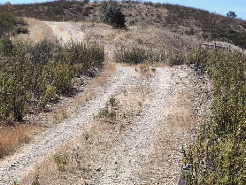 TERRENO COM 24.200 M2 - ACESSO A ÁGUA - VISTA BARRAGEM - POSSIBILIDADE DE CONSTRUIR UM APOIO AGRICOLA - VALE ANDREU - CASTRO MARIM - ALGARVE