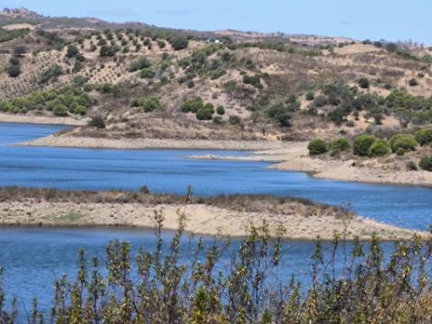 TERRENO COM 24.200 M2 - ACESSO A ÁGUA - VISTA BARRAGEM - POSSIBILIDADE DE CONSTRUIR UM APOIO AGRICOLA - VALE ANDREU - CASTRO MARIM - ALGARVE