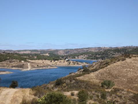 TERRENO COM 24.200 M2 - ACESSO A ÁGUA - VISTA BARRAGEM - POSSIBILIDADE DE CONSTRUIR UM APOIO AGRICOLA - VALE ANDREU - CASTRO MARIM - ALGARVE