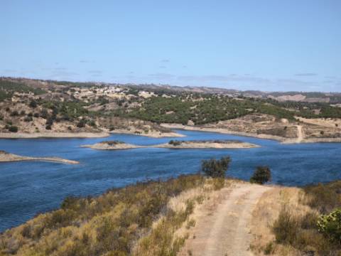 TERRENO COM 24.200 M2 - ACESSO A ÁGUA - VISTA BARRAGEM - POSSIBILIDADE DE CONSTRUIR UM APOIO AGRICOLA - VALE ANDREU - CASTRO MARIM - ALGARVE