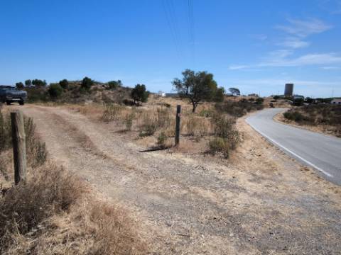 TERRENO COM 24.200 M2 - ACESSO A ÁGUA - VISTA BARRAGEM - POSSIBILIDADE DE CONSTRUIR UM APOIO AGRICOLA - VALE ANDREU - CASTRO MARIM - ALGARVE