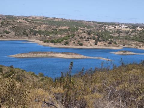 TERRENO COM 24.200 M2 - ACESSO A ÁGUA - VISTA BARRAGEM - POSSIBILIDADE DE CONSTRUIR UM APOIO AGRICOLA - VALE ANDREU - CASTRO MARIM - ALGARVE