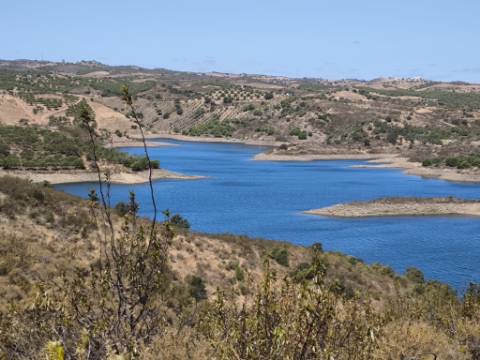 TERRENO COM 24.200 M2 - ACESSO A ÁGUA - VISTA BARRAGEM - POSSIBILIDADE DE CONSTRUIR UM APOIO AGRICOLA - VALE ANDREU - CASTRO MARIM - ALGARVE