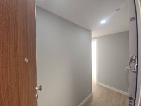 Simpático; Apartamento T3 totalmente remodelado com Cozinha equipada, em frente da Escola Básica Rainha Santa, a 6 minutos a pé do Centro Comercial Strada em Odivelas