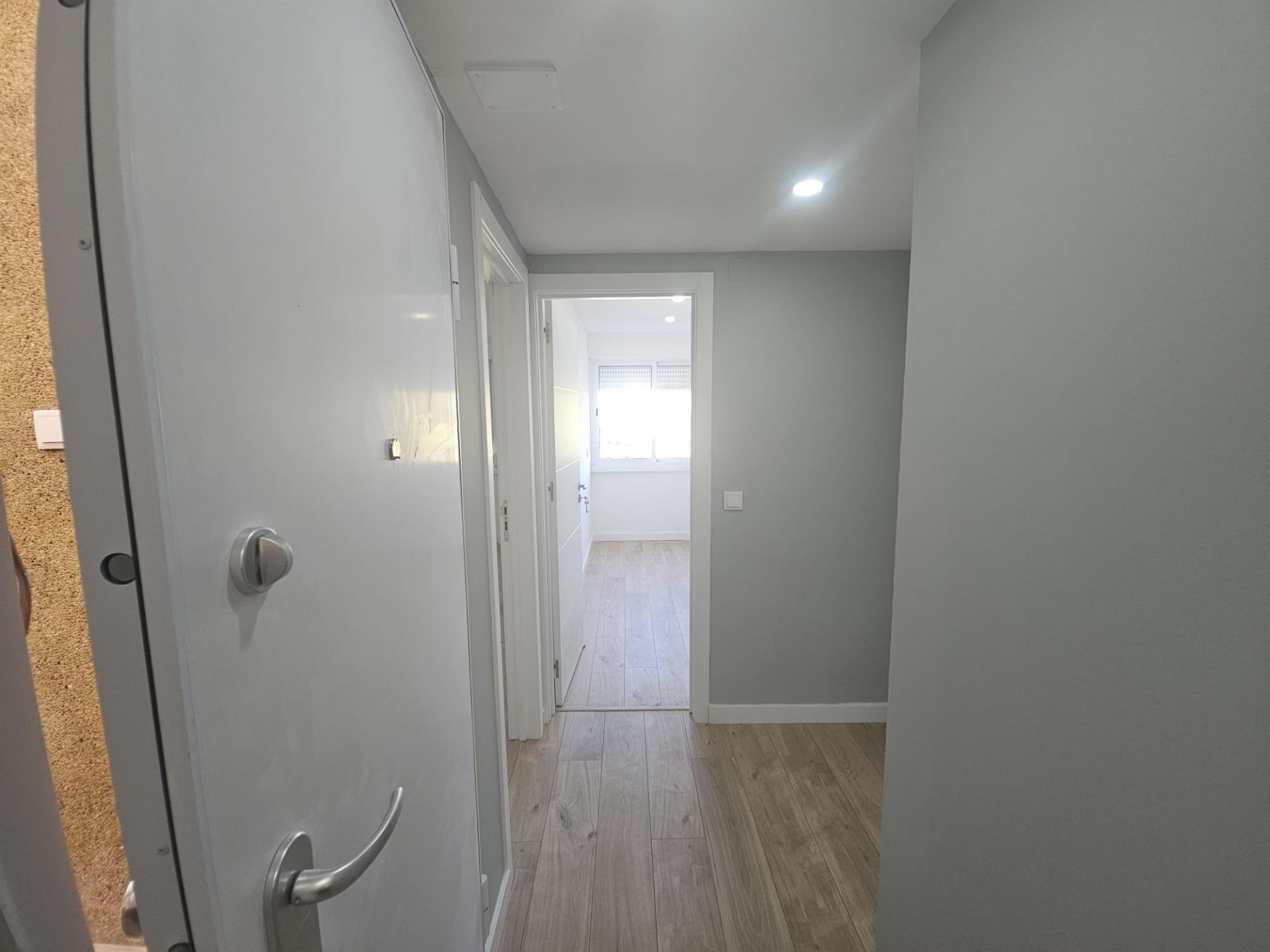Apartamento T3 totalmente remodelado com Cozinha equipada, em frente da Escola Básica Rainha Santa, a 7 minutos a pé do Centro Comercial Strada em Odivelas