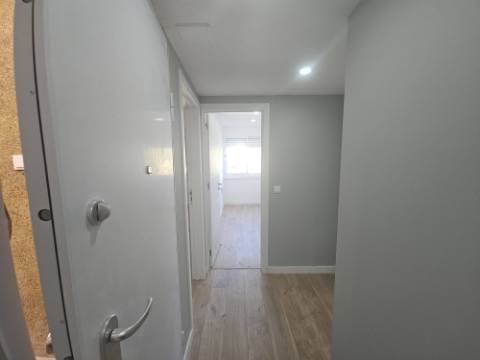 Simpático; Apartamento T3 totalmente remodelado com Cozinha equipada, em frente da Escola Básica Rainha Santa, a 6 minutos a pé do Centro Comercial Strada em Odivelas