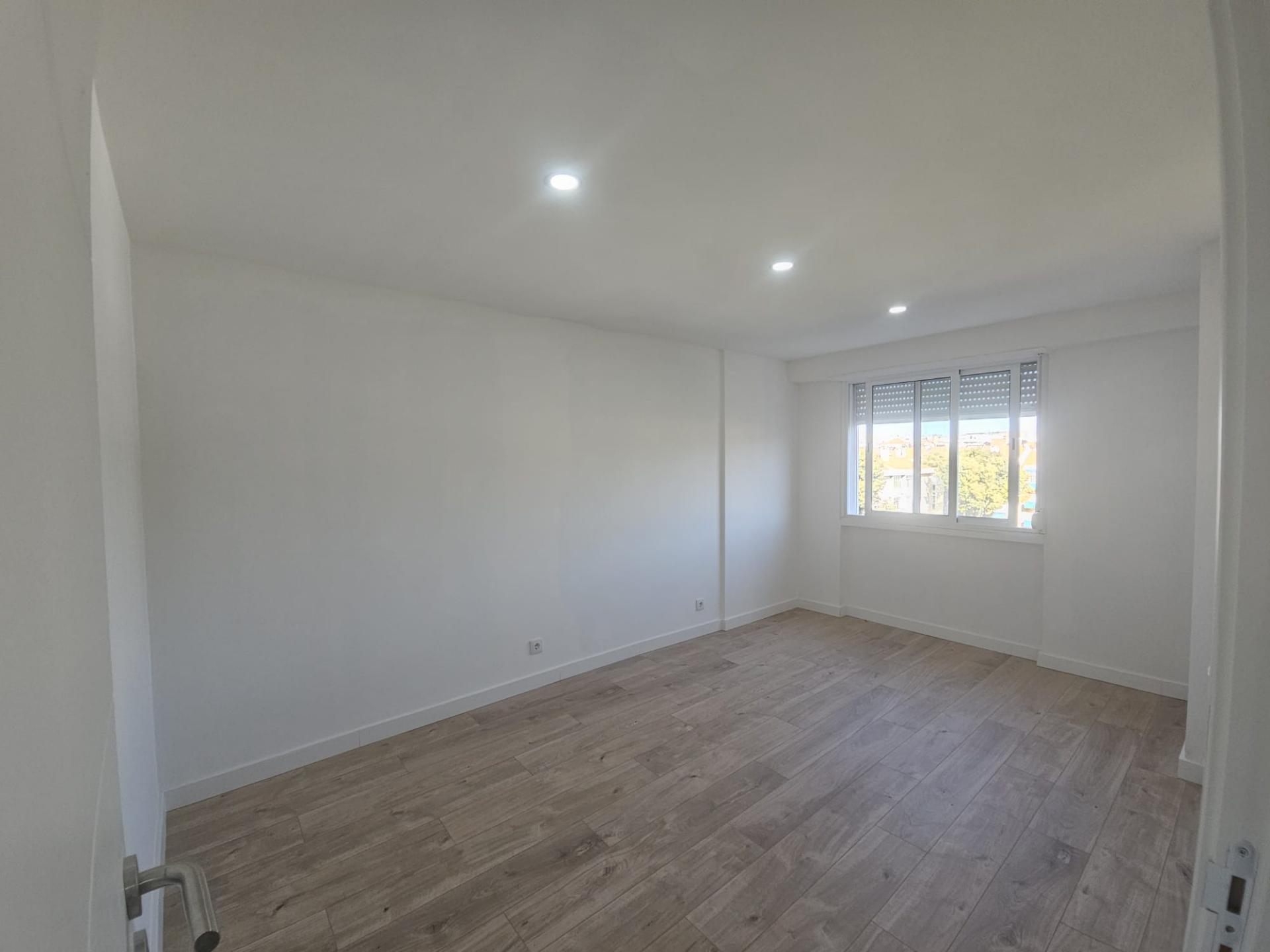 Apartamento T3 totalmente remodelado com Cozinha equipada, em frente da Escola Básica Rainha Santa, a 7 minutos a pé do Centro Comercial Strada em Odivelas