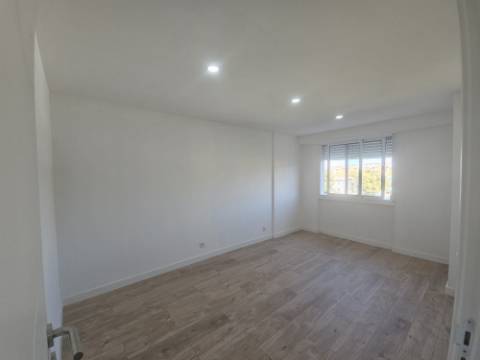 Simpático; Apartamento T3 totalmente remodelado com Cozinha equipada, em frente da Escola Básica Rainha Santa, a 6 minutos a pé do Centro Comercial Strada em Odivelas