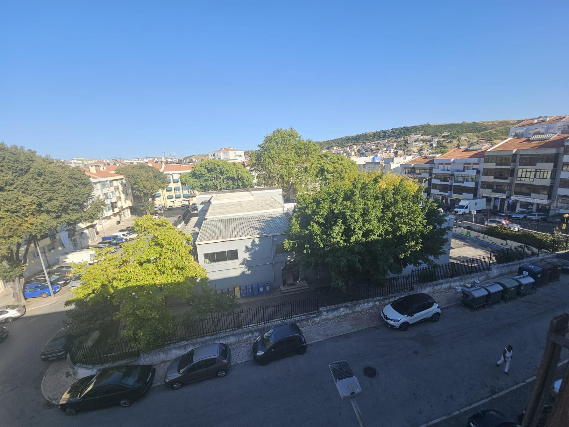 Apartamento T3 totalmente remodelado com Cozinha equipada, em frente da Escola Básica Rainha Santa, a 7 minutos a pé do Centro Comercial Strada em Odivelas