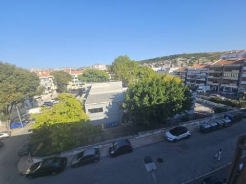 Simpático; Apartamento T3 totalmente remodelado com Cozinha equipada, em frente da Escola Básica Rainha Santa, a 6 minutos a pé do Centro Comercial Strada em Odivelas