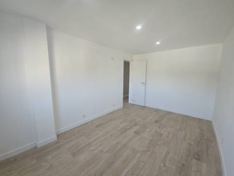 Simpático; Apartamento T3 totalmente remodelado com Cozinha equipada, em frente da Escola Básica Rainha Santa, a 6 minutos a pé do Centro Comercial Strada em Odivelas