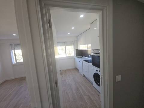 Simpático; Apartamento T3 totalmente remodelado com Cozinha equipada, em frente da Escola Básica Rainha Santa, a 6 minutos a pé do Centro Comercial Strada em Odivelas