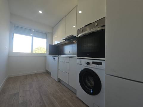 Simpático; Apartamento T3 totalmente remodelado com Cozinha equipada, em frente da Escola Básica Rainha Santa, a 6 minutos a pé do Centro Comercial Strada em Odivelas