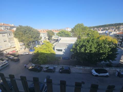 Simpático; Apartamento T3 totalmente remodelado com Cozinha equipada, em frente da Escola Básica Rainha Santa, a 6 minutos a pé do Centro Comercial Strada em Odivelas