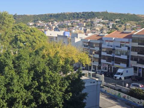 Simpático; Apartamento T3 totalmente remodelado com Cozinha equipada, em frente da Escola Básica Rainha Santa, a 6 minutos a pé do Centro Comercial Strada em Odivelas