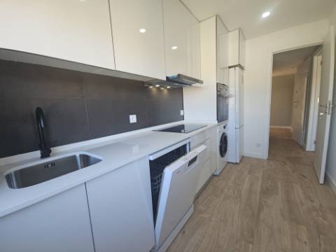 Simpático; Apartamento T3 totalmente remodelado com Cozinha equipada, em frente da Escola Básica Rainha Santa, a 6 minutos a pé do Centro Comercial Strada em Odivelas