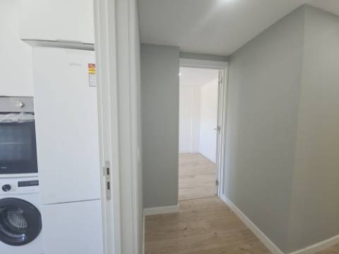 Simpático; Apartamento T3 totalmente remodelado com Cozinha equipada, em frente da Escola Básica Rainha Santa, a 6 minutos a pé do Centro Comercial Strada em Odivelas