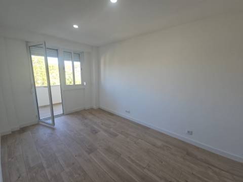 Simpático; Apartamento T3 totalmente remodelado com Cozinha equipada, em frente da Escola Básica Rainha Santa, a 6 minutos a pé do Centro Comercial Strada em Odivelas