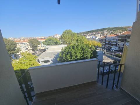 Simpático; Apartamento T3 totalmente remodelado com Cozinha equipada, em frente da Escola Básica Rainha Santa, a 6 minutos a pé do Centro Comercial Strada em Odivelas