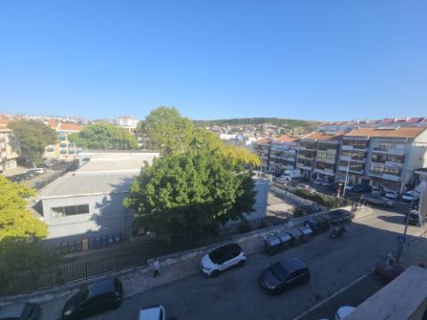 Simpático; Apartamento T3 totalmente remodelado com Cozinha equipada, em frente da Escola Básica Rainha Santa, a 6 minutos a pé do Centro Comercial Strada em Odivelas