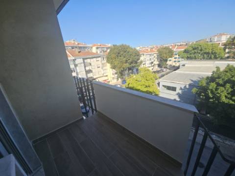 Simpático; Apartamento T3 totalmente remodelado com Cozinha equipada, em frente da Escola Básica Rainha Santa, a 6 minutos a pé do Centro Comercial Strada em Odivelas