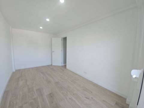 Simpático; Apartamento T3 totalmente remodelado com Cozinha equipada, em frente da Escola Básica Rainha Santa, a 6 minutos a pé do Centro Comercial Strada em Odivelas