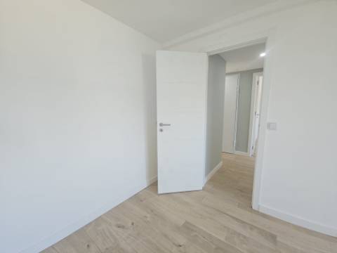 Simpático; Apartamento T3 totalmente remodelado com Cozinha equipada, em frente da Escola Básica Rainha Santa, a 6 minutos a pé do Centro Comercial Strada em Odivelas