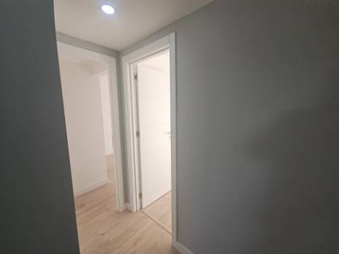 Simpático; Apartamento T3 totalmente remodelado com Cozinha equipada, em frente da Escola Básica Rainha Santa, a 6 minutos a pé do Centro Comercial Strada em Odivelas