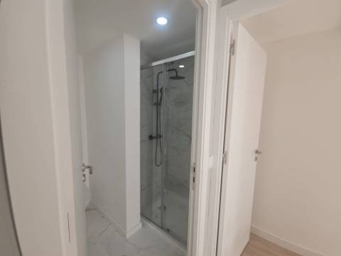 Simpático; Apartamento T3 totalmente remodelado com Cozinha equipada, em frente da Escola Básica Rainha Santa, a 6 minutos a pé do Centro Comercial Strada em Odivelas