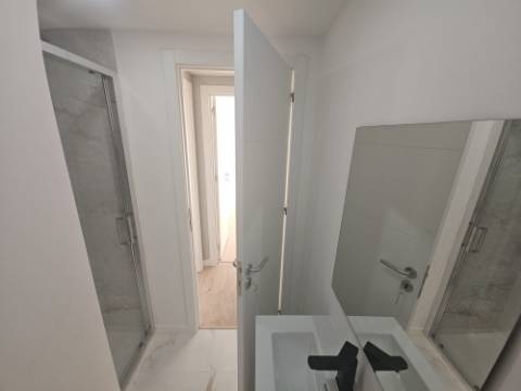 Simpático; Apartamento T3 totalmente remodelado com Cozinha equipada, em frente da Escola Básica Rainha Santa, a 6 minutos a pé do Centro Comercial Strada em Odivelas