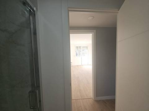 Simpático; Apartamento T3 totalmente remodelado com Cozinha equipada, em frente da Escola Básica Rainha Santa, a 6 minutos a pé do Centro Comercial Strada em Odivelas