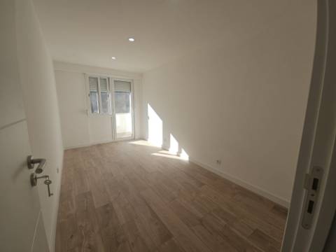 Simpático; Apartamento T3 totalmente remodelado com Cozinha equipada, em frente da Escola Básica Rainha Santa, a 6 minutos a pé do Centro Comercial Strada em Odivelas