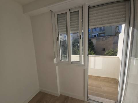 Simpático; Apartamento T3 totalmente remodelado com Cozinha equipada, em frente da Escola Básica Rainha Santa, a 6 minutos a pé do Centro Comercial Strada em Odivelas