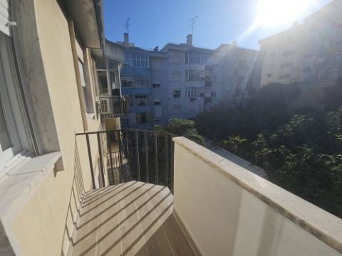 Simpático; Apartamento T3 totalmente remodelado com Cozinha equipada, em frente da Escola Básica Rainha Santa, a 6 minutos a pé do Centro Comercial Strada em Odivelas