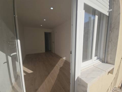 Simpático; Apartamento T3 totalmente remodelado com Cozinha equipada, em frente da Escola Básica Rainha Santa, a 6 minutos a pé do Centro Comercial Strada em Odivelas