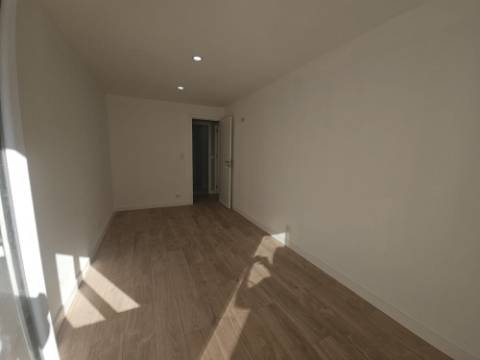 Simpático; Apartamento T3 totalmente remodelado com Cozinha equipada, em frente da Escola Básica Rainha Santa, a 6 minutos a pé do Centro Comercial Strada em Odivelas