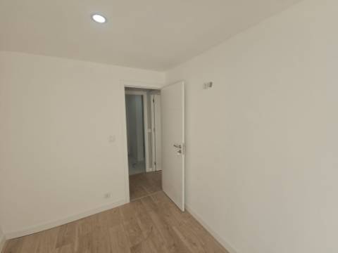 Simpático; Apartamento T3 totalmente remodelado com Cozinha equipada, em frente da Escola Básica Rainha Santa, a 6 minutos a pé do Centro Comercial Strada em Odivelas