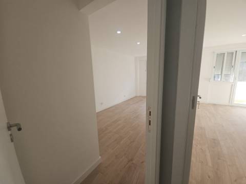 Simpático; Apartamento T3 totalmente remodelado com Cozinha equipada, em frente da Escola Básica Rainha Santa, a 6 minutos a pé do Centro Comercial Strada em Odivelas