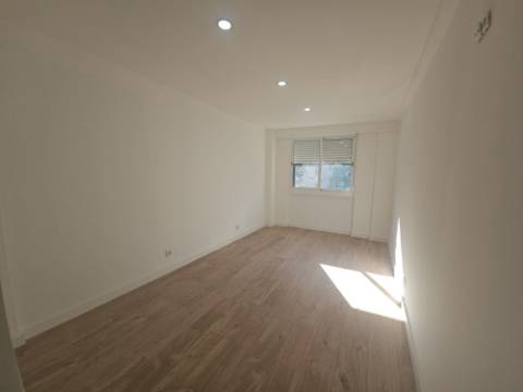 Simpático; Apartamento T3 totalmente remodelado com Cozinha equipada, em frente da Escola Básica Rainha Santa, a 6 minutos a pé do Centro Comercial Strada em Odivelas