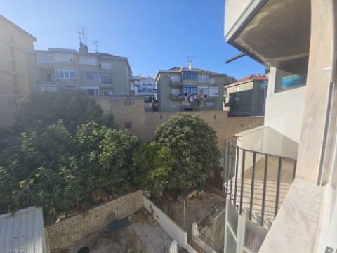 Simpático; Apartamento T3 totalmente remodelado com Cozinha equipada, em frente da Escola Básica Rainha Santa, a 6 minutos a pé do Centro Comercial Strada em Odivelas