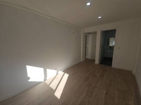 Simpático; Apartamento T3 totalmente remodelado com Cozinha equipada, em frente da Escola Básica Rainha Santa, a 6 minutos a pé do Centro Comercial Strada em Odivelas