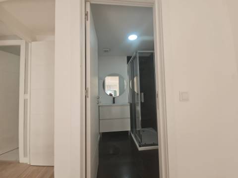 Simpático; Apartamento T3 totalmente remodelado com Cozinha equipada, em frente da Escola Básica Rainha Santa, a 6 minutos a pé do Centro Comercial Strada em Odivelas
