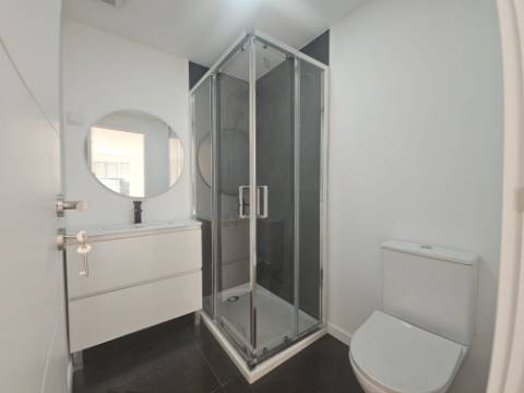 Simpático; Apartamento T3 totalmente remodelado com Cozinha equipada, em frente da Escola Básica Rainha Santa, a 6 minutos a pé do Centro Comercial Strada em Odivelas