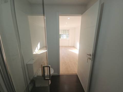 Simpático; Apartamento T3 totalmente remodelado com Cozinha equipada, em frente da Escola Básica Rainha Santa, a 6 minutos a pé do Centro Comercial Strada em Odivelas