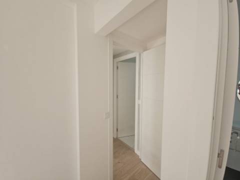 Simpático; Apartamento T3 totalmente remodelado com Cozinha equipada, em frente da Escola Básica Rainha Santa, a 6 minutos a pé do Centro Comercial Strada em Odivelas