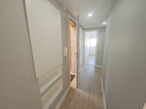 Simpático; Apartamento T3 totalmente remodelado com Cozinha equipada, em frente da Escola Básica Rainha Santa, a 6 minutos a pé do Centro Comercial Strada em Odivelas