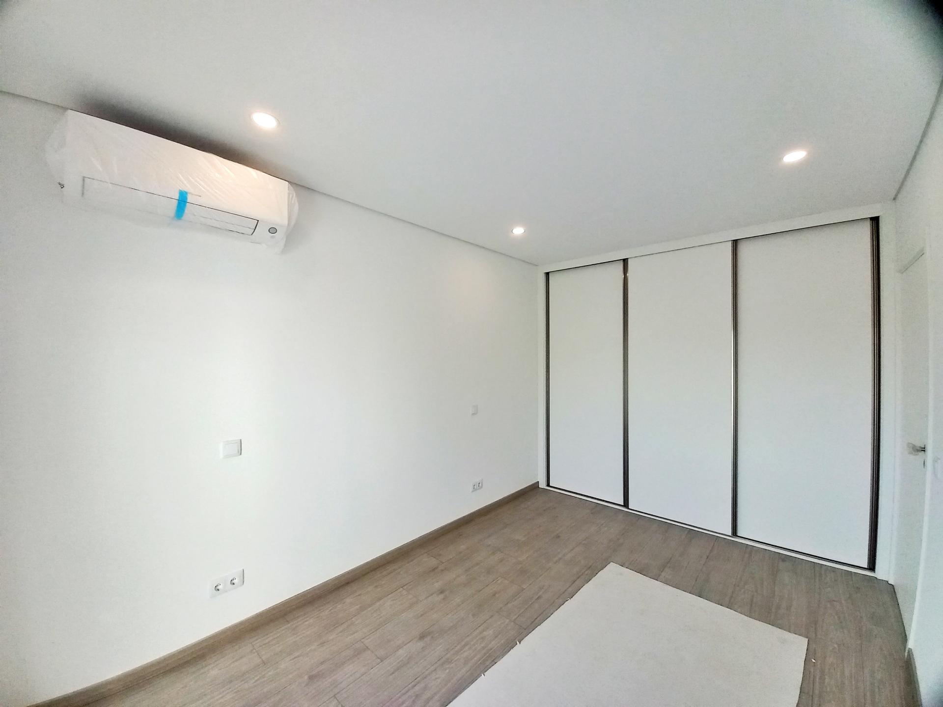 Excelente apartamento T3, garagem e arrumos fechados em fase de construção no centro de Almancil.