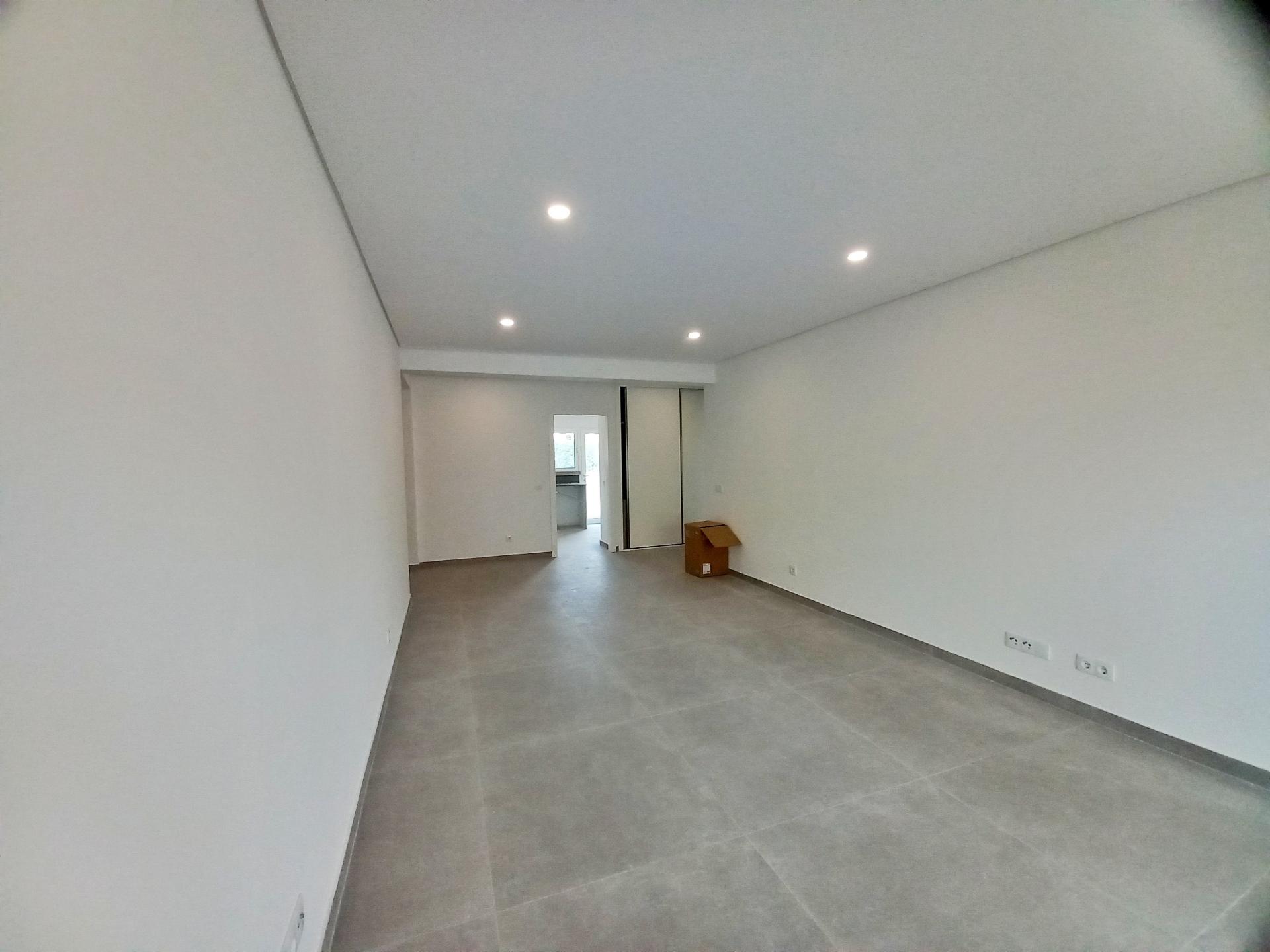 Excelente apartamento T3, garagem e arrumos fechados em fase de construção no centro de Almancil.